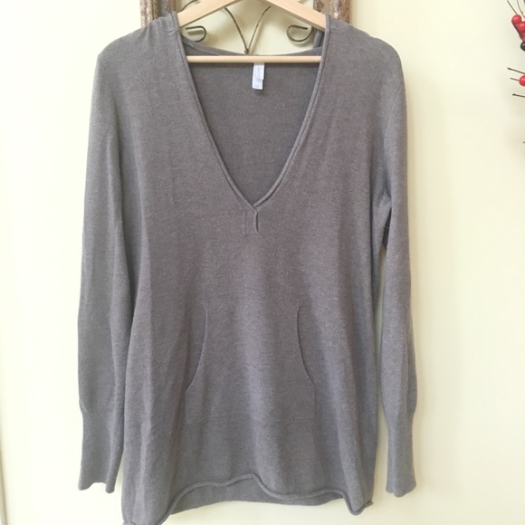 Gapbody hooded sweater. Large - Picture 1 of 3